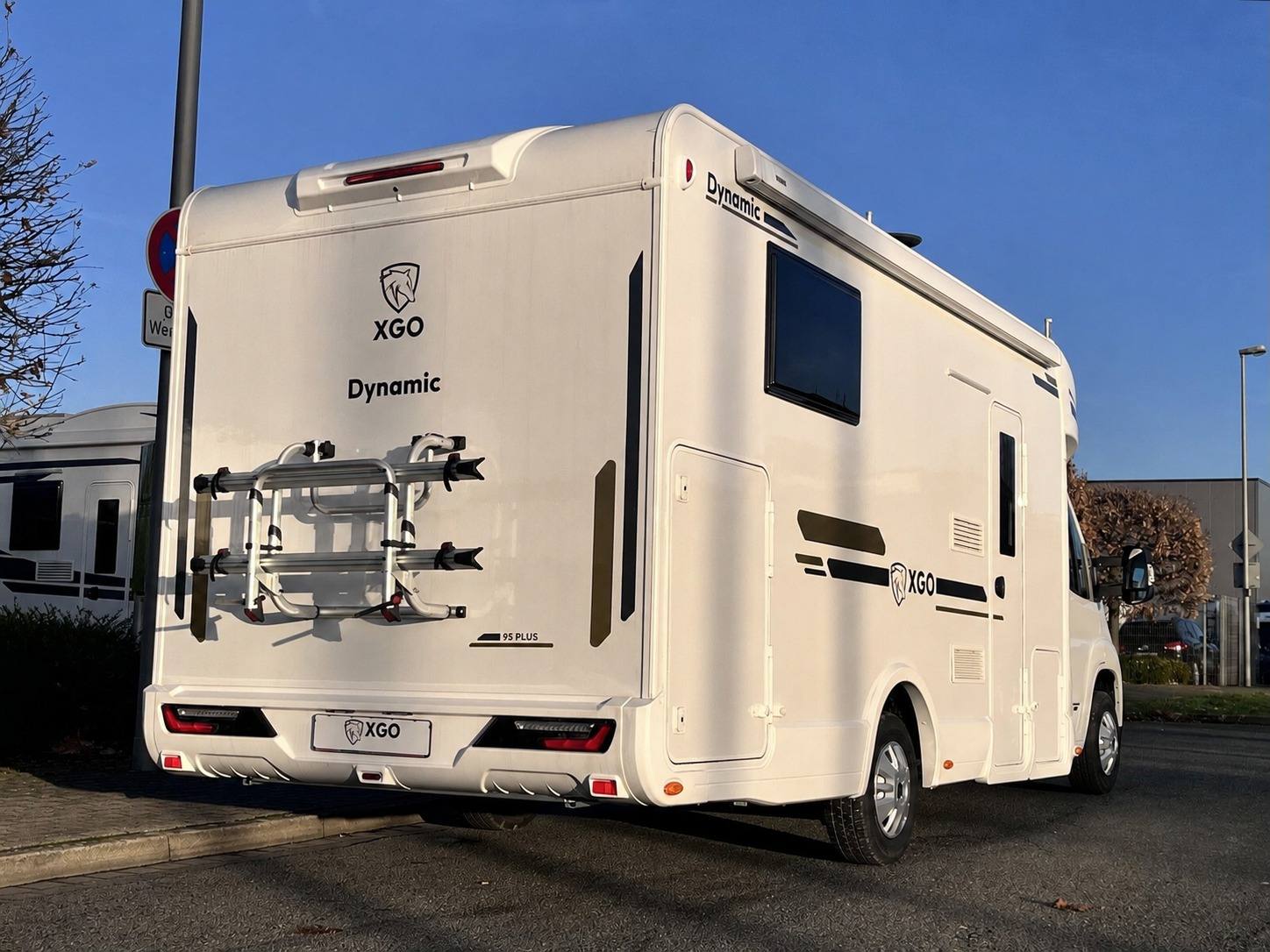 Arrière du camping-car avec le porte-vélos replié