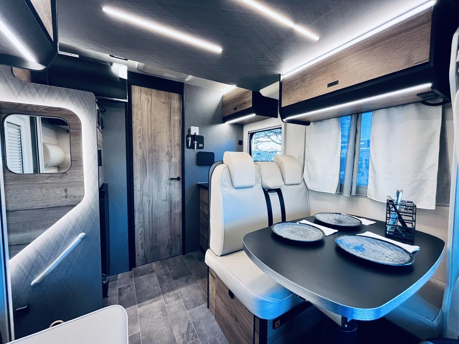 Intérieur vu depuis le coin repas, avec la porte de la salle de bains au fond