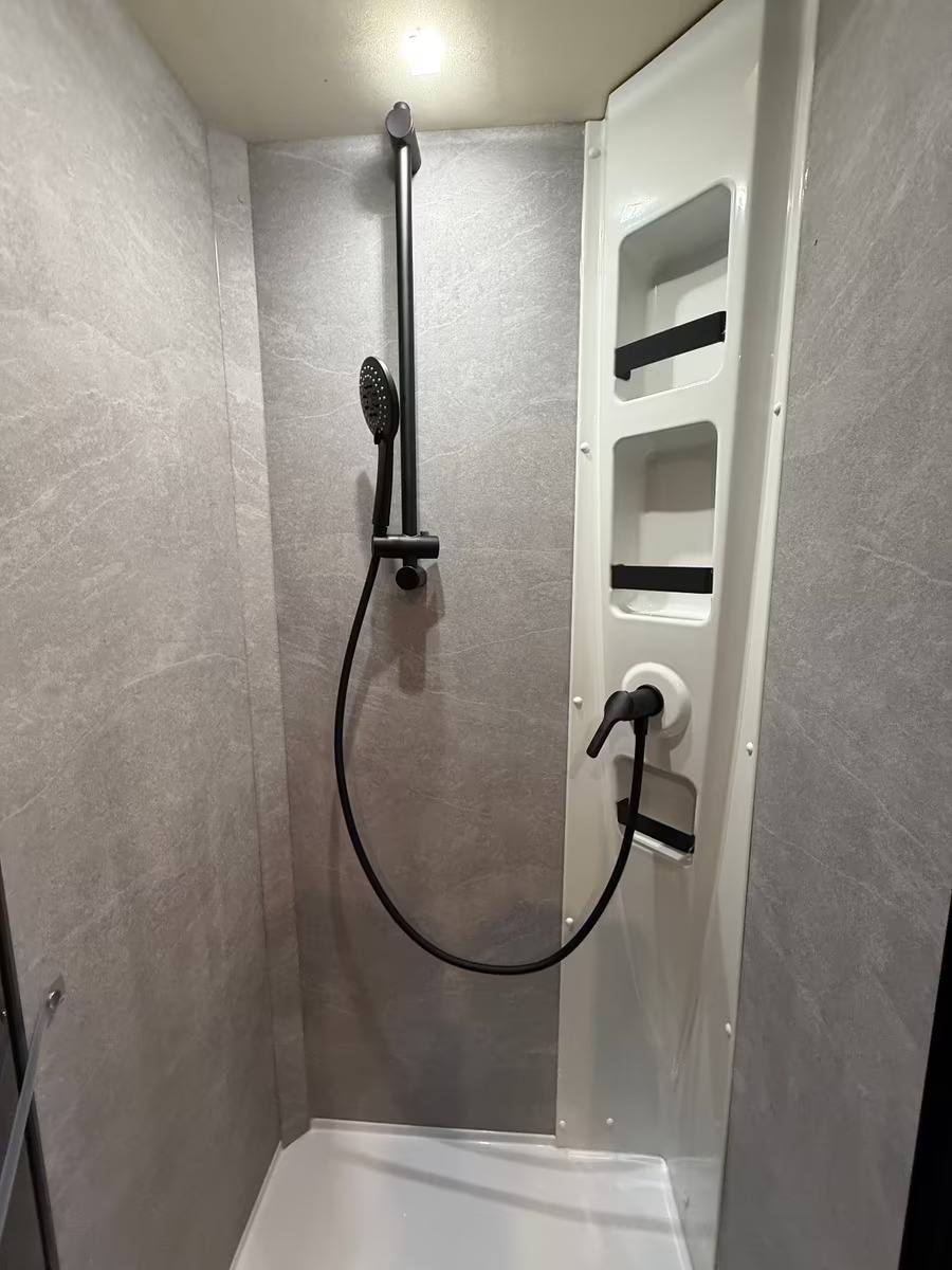 Douche séparée avec son propre receveur et sa paroi