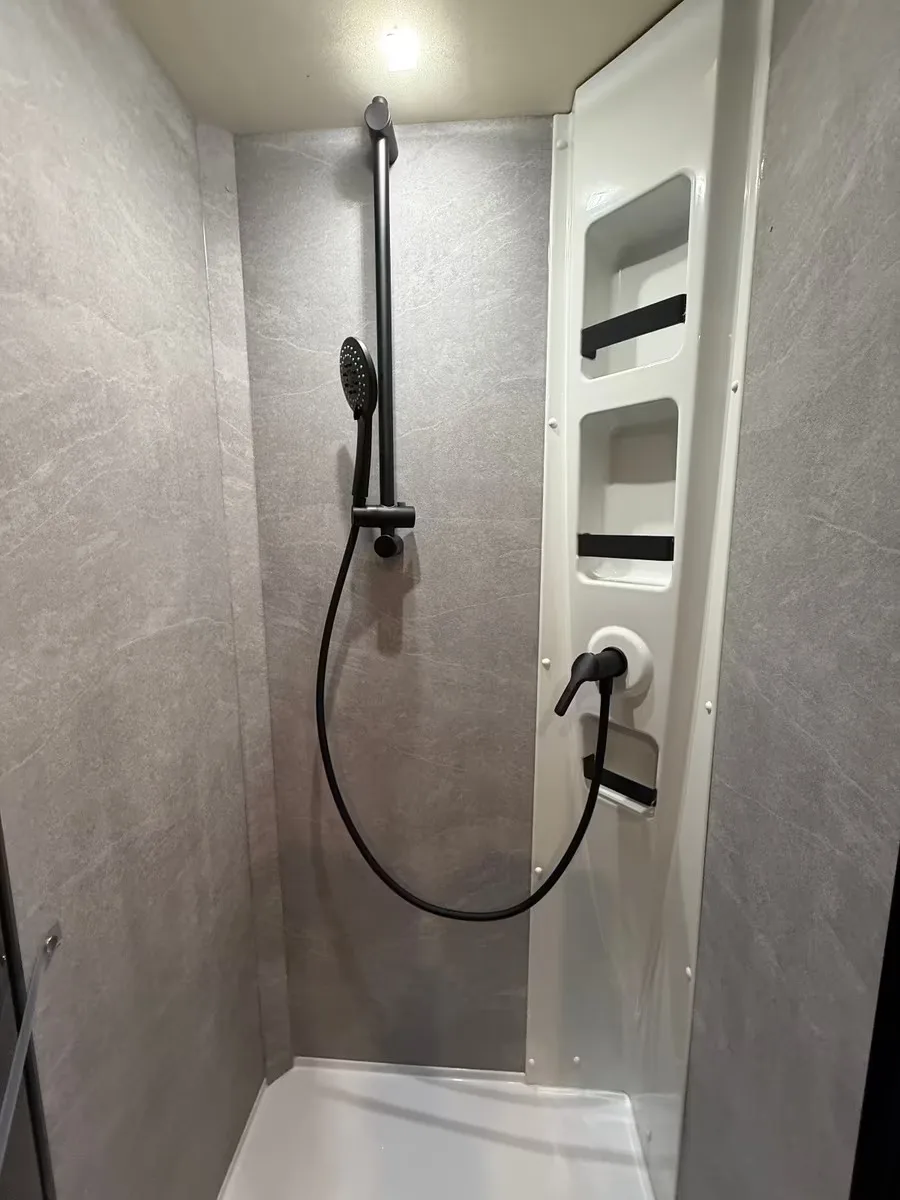 Douche séparée avec son propre receveur et sa paroi