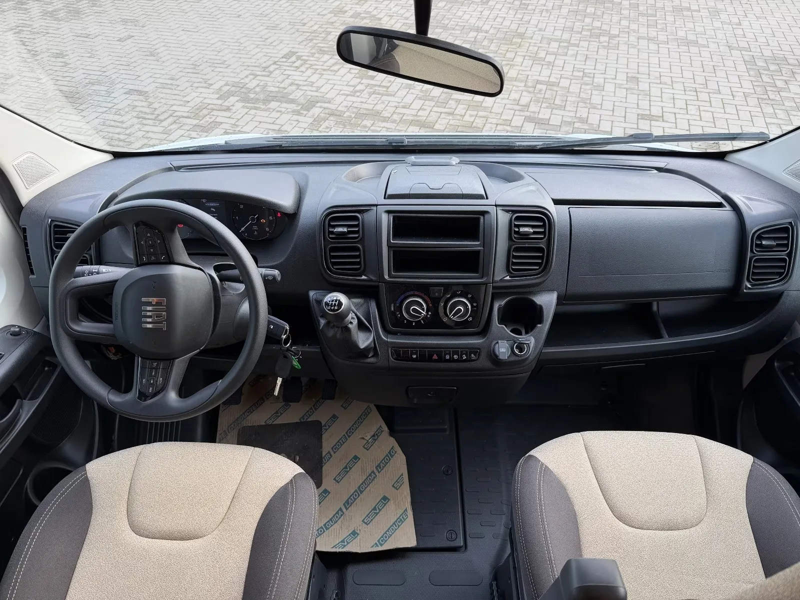 Cabine de conduite du Fiat Ducato, avec volant et boîte manuelle